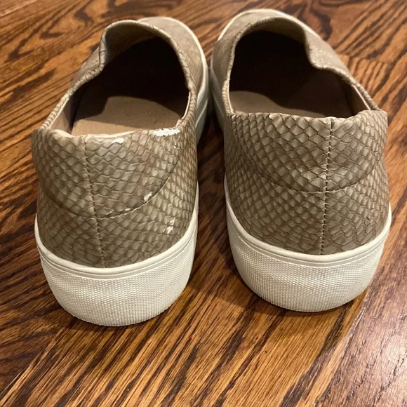 J Slides Women's 8 Beige Slip On Sneaker Snakeskin Print Embossed Loafer Shoes - Picture 3 of 9